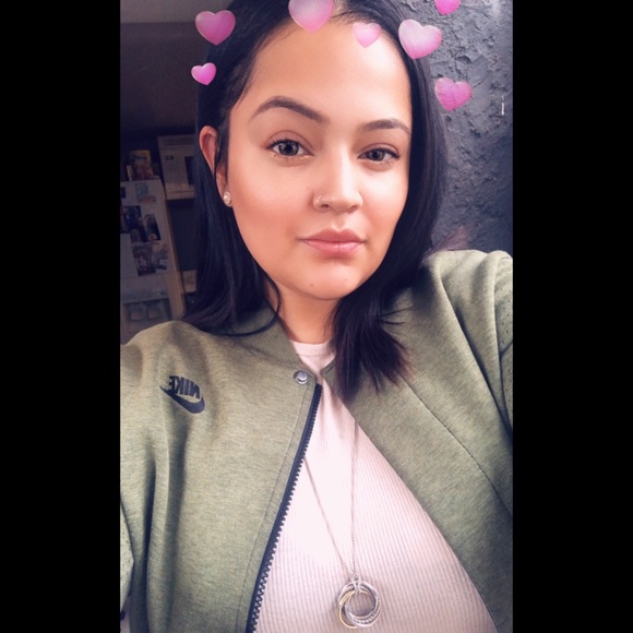 Meet your Posher, Cyn - Picture 3 of 3